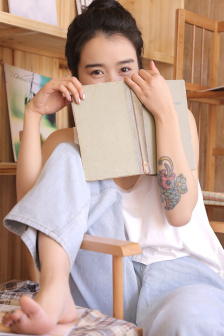 女人直播穿衣服